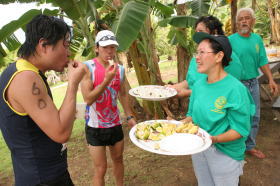 ラン5Kmのエイドでフルーツを食べる選手