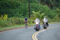 先頭のモーターバイクがパラオ大統領