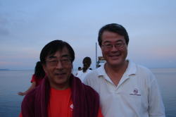 中村大使(左)と鈴木マネージャー(右)