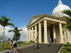 パラオTTのシーン、国会議事堂を折り返す選手