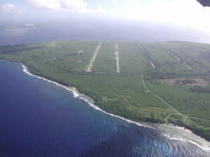 広大なハゴイ空軍基地跡地とそこに残る原爆搭載機発進の滑走路