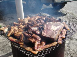 肉を焼いている。巨大な肉の塊が見える