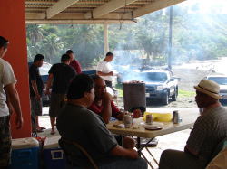 村役場庁舎のガレージでのBBQパーティの風景