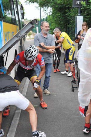 自転車をバスに積み込む風景