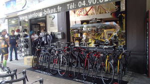 ベドワン村のレンタルバイク店の風景