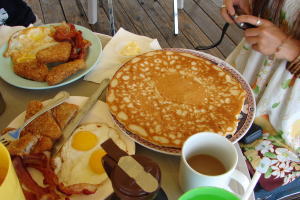 巨大なパンケーキ、ボリューム満点の朝飯