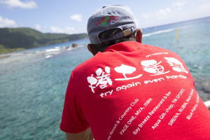 試泳を監視する大西