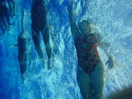 海面を泳ぐ選手を下から激写